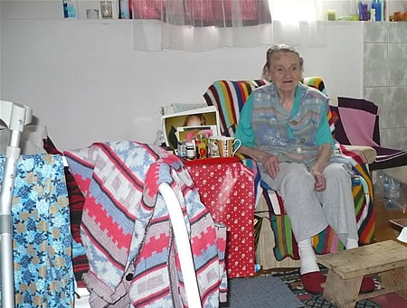 Een bewoonster van Casa Diaconala in haar kamer  - foto: Bas Menken