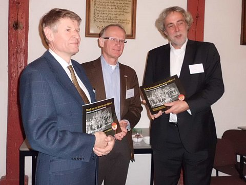 Het symposiumverslag is aangeboden aan de voorzitters van beide diaconieën - foto: Henriëtte van den Broek
