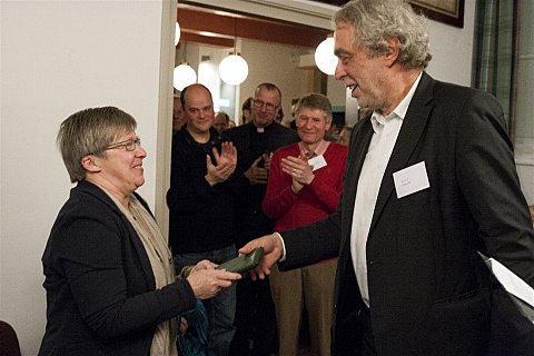 Jacqueline Schoonwater krijgt drie broodpenningen van voorzitter Bert Verweij (foto: Melle van der Wildt)