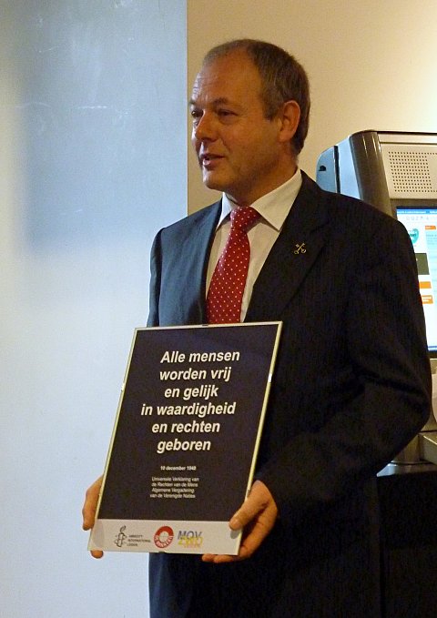 Burgemeester Lenferink nam de poster in ontvangst