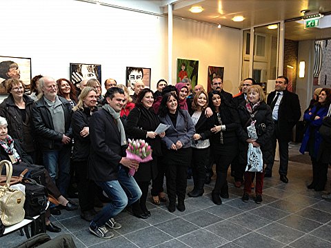 Kunstenares Latife Ugur temidden van het publiek bij de opening van haar tentoonstelling in De Bakkerij